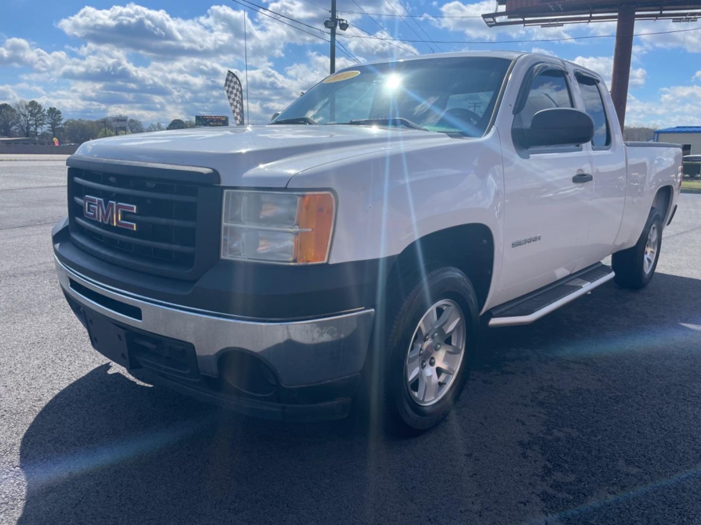 2011 White GMC Sierra 1500 Extended Cab (1GTR1TEX7BZ) with an V6, 4.3 Liter engine, Automatic, 4-Spd w/Overdrive transmission, located at 8008 Warden Rd, Sherwood, AR, 72120, (501) 801-6100, 34.830078, -92.186684 - Photo#3